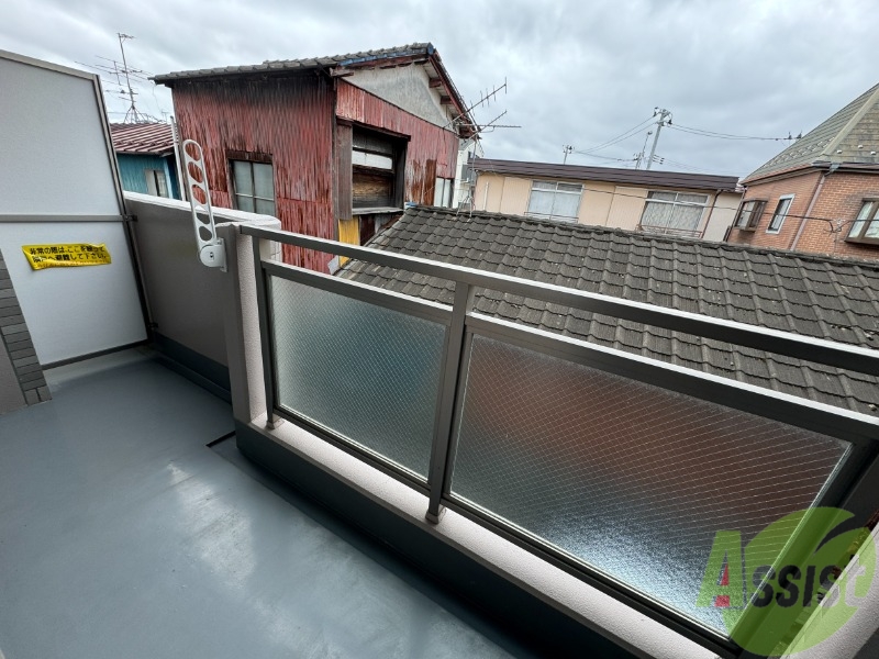 バルコニー　バルコニーは洗濯物がはかどりそうな広さがありますよ。