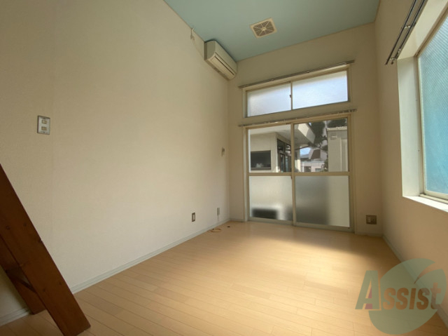 居室・リビング　キレイに手入れのされたお部屋。高さもあって開放感があります。