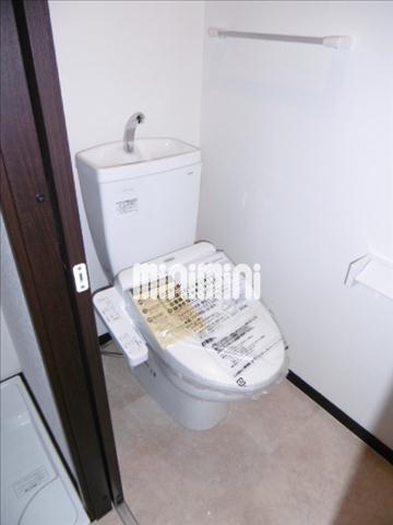 トイレ　温水洗浄便座完備です。