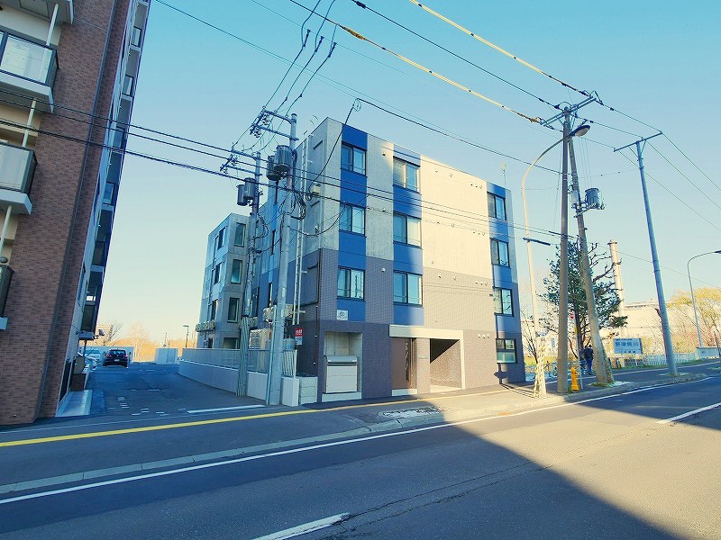 建物外観　プラタナス並木の原始林通り沿いに建ちます♪