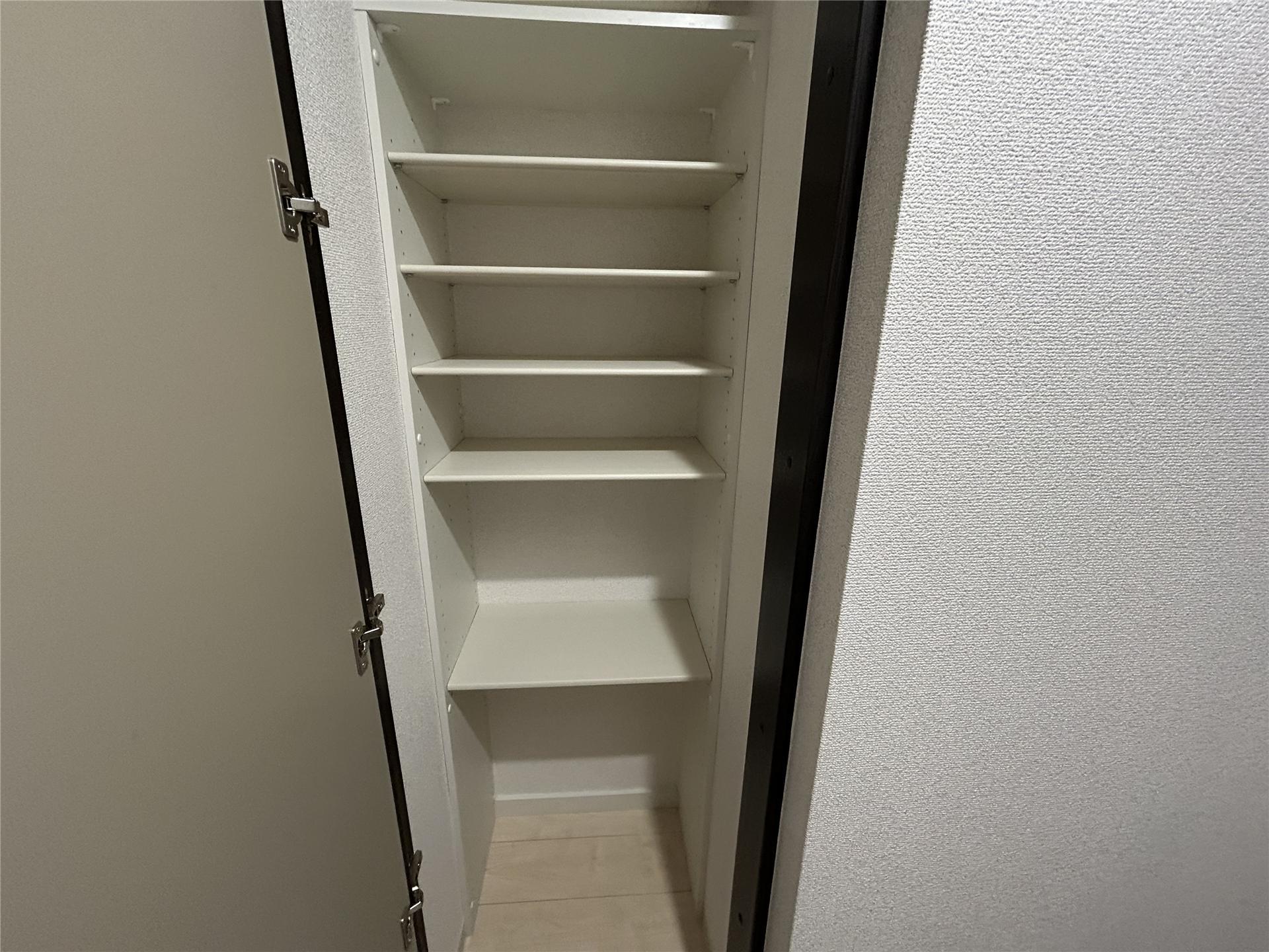 その他設備　食品庫としても利用できるキッチン横の収納棚です