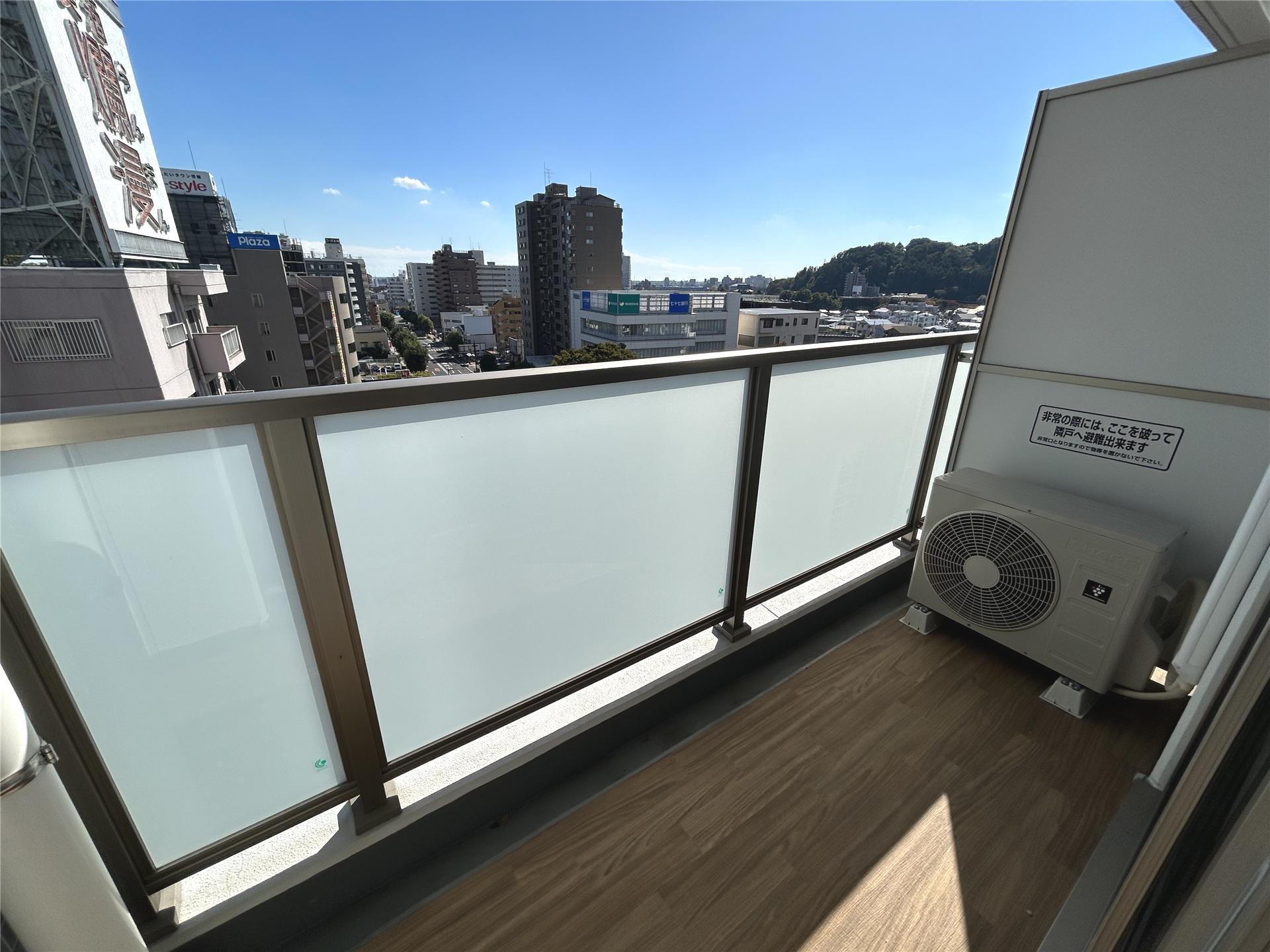 バルコニー　木目調の床が特徴的なバルコニーです