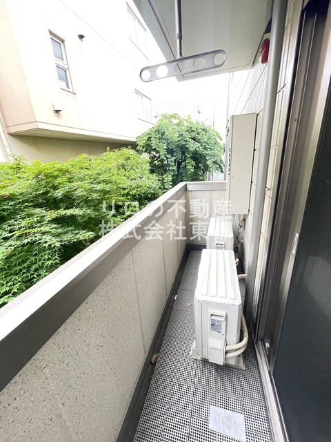 バルコニー　バルコニーがあるので洗濯物を太陽の下で干すことができます♪