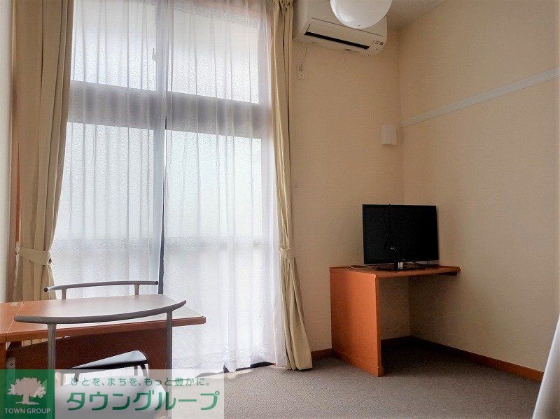 居室・リビング　1階はフローリング、2階はじゅうたんです。