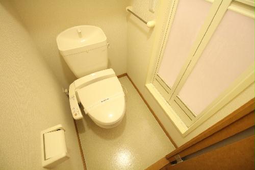 トイレ　セパレートのトイレには、温水洗浄便座が付いています♪