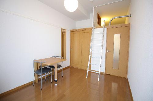 居室・リビング　ロフト付きのお部屋で天井が高くなっているのが特徴です！