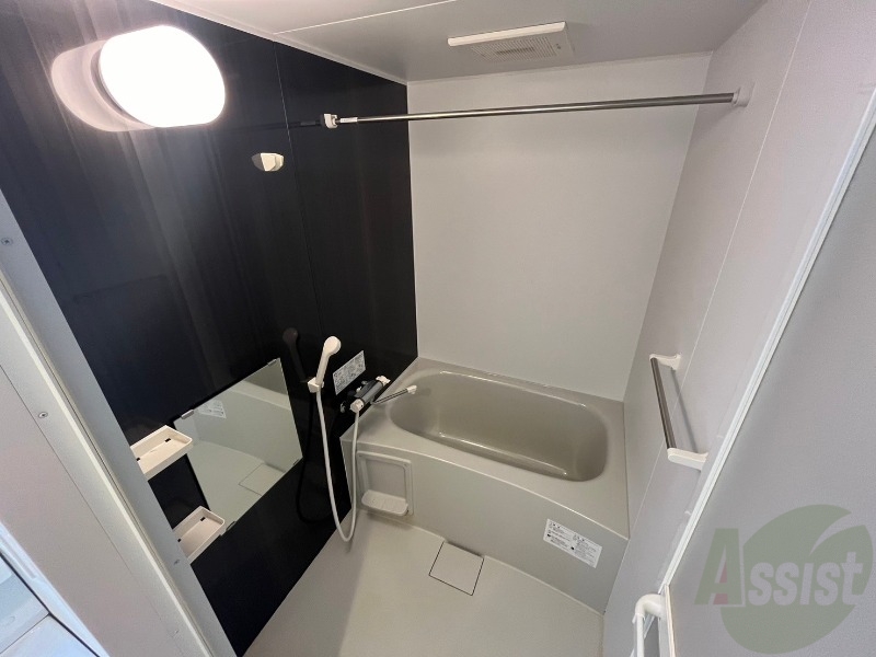 バス・シャワールーム　お風呂です。少し狭いですがシャワーするには十分ですね。