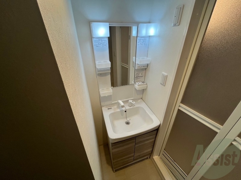 洗面設備　独立洗面台です。大きくてよいですね。シャンプーもできます！
