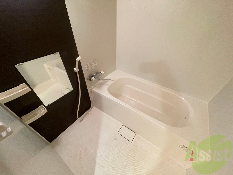 バス・シャワールーム　お風呂です。広々したバスでゆっくりくつろげます。