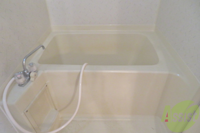 バス・シャワールーム　浴室は深さもあるので、肩まで浸かることもできますよ。