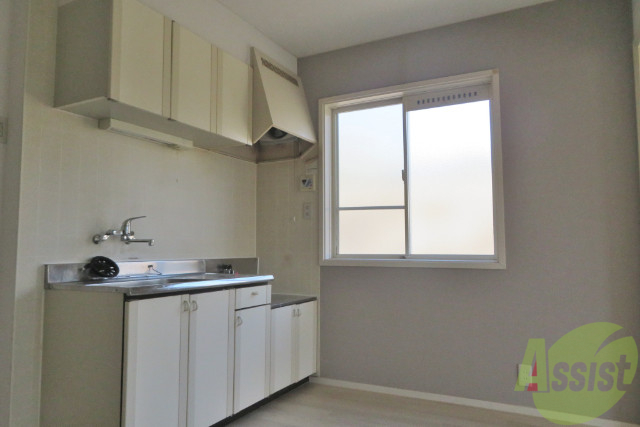 居室・リビング　キッチンはこちらです。広々していて食器棚も置けそうですね。