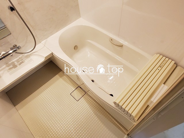 バス・シャワールーム　追い炊き給湯式バス・浴室換気乾燥機完備