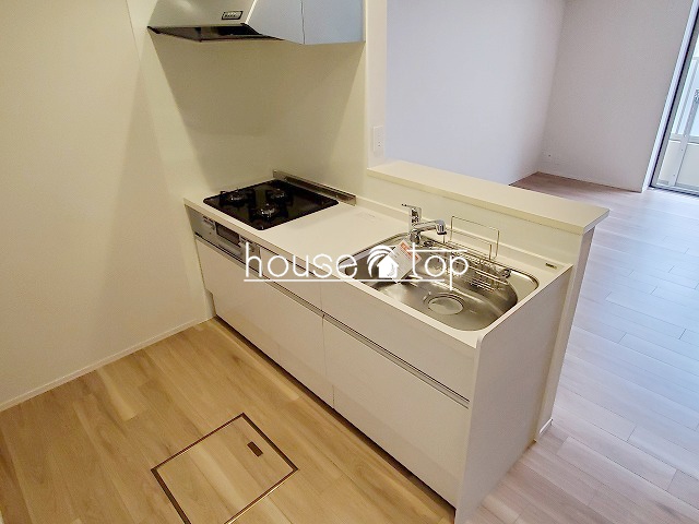 キッチン　3口コンロ付きシステムキッチン完備