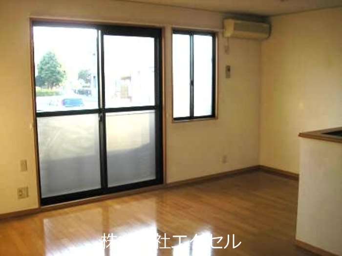 居室・リビング　日当たり良好で明るいお部屋です。