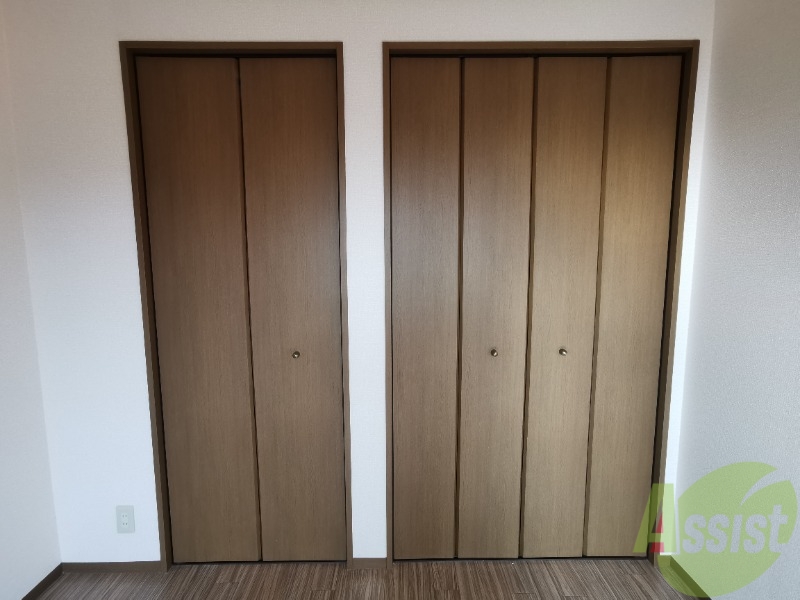 収納　６．８帖の洋室のクローゼットとウォークインクローゼットです。