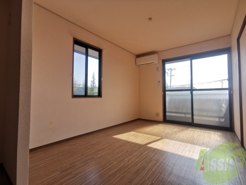 居室・リビング　リビングです。南向きなので陽当たりがいいですね。