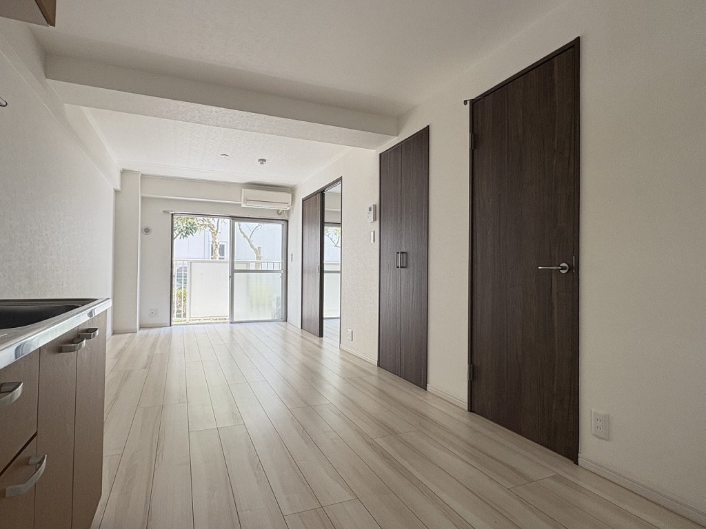 居室・リビング　ゆとりのあるリビングルーム　エアコン完備