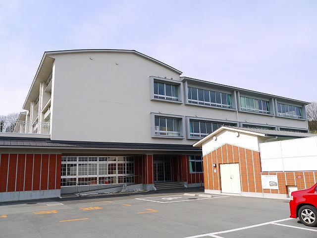 小学校　桜井市立桜井小学校（小学校）まで423m
