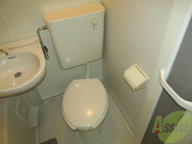 トイレ　真っ白トイレきれいで清潔です。