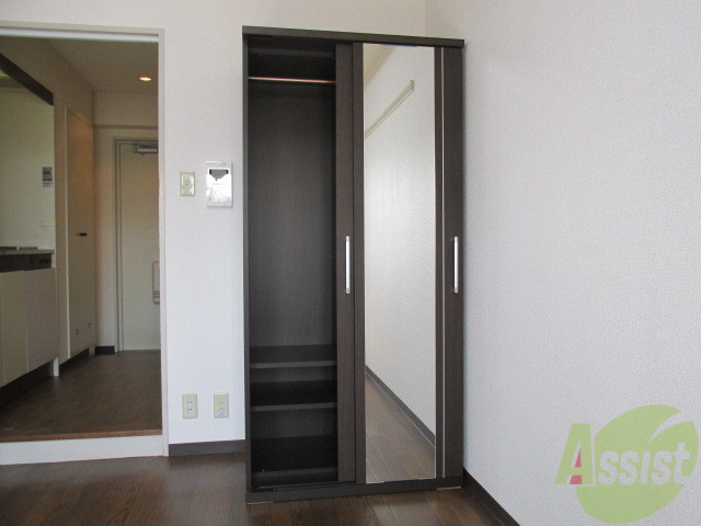 収納　鏡付きの収納がついて洋服は全てこちらにしまえます