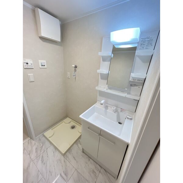 洗面設備　洗濯機を置いても余裕のあるスペースです。