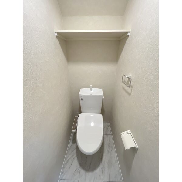 トイレ　清潔感と高級感のある大理石調の床です。