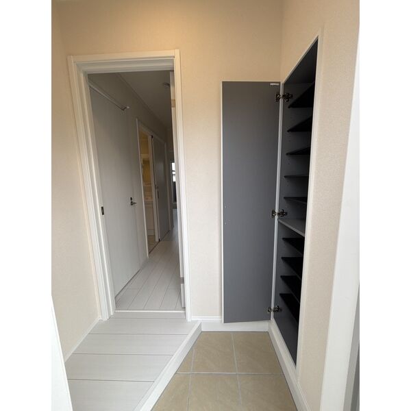 玄関　靴の収納で悩まない大きなシューズボックスです。