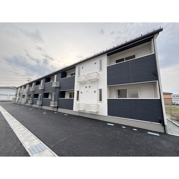 建物外観　南側が駐車場なので日当たり良好です。