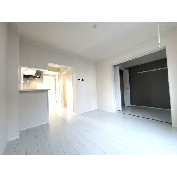 居室・リビング　人気のホワイト系の内装です。