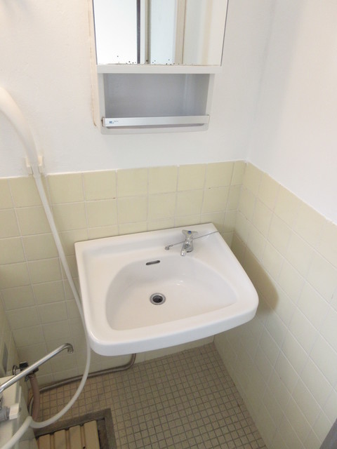 洗面設備　洗面台はバスルーム内にあります。