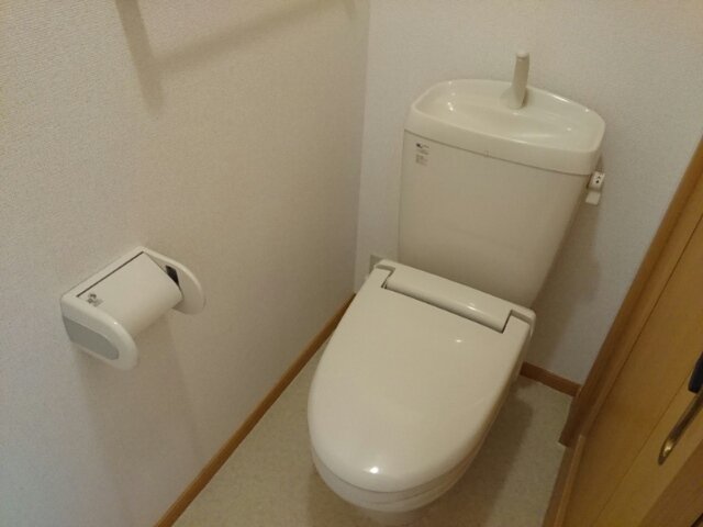 トイレ　落ち着いた色調のトイレです