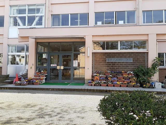 小学校　湖山小学校（小学校）まで350m