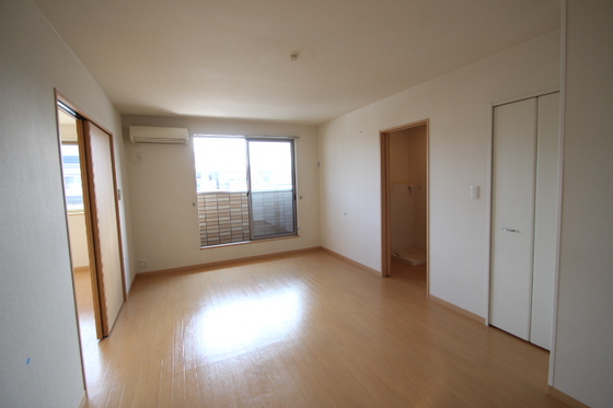 居室・リビング　※他号室の写真です