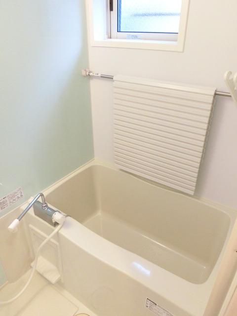 バス・シャワールーム　窓付きのバスルーム