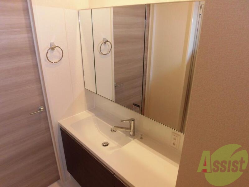 洗面設備　大きな鏡の付いた洗面台です