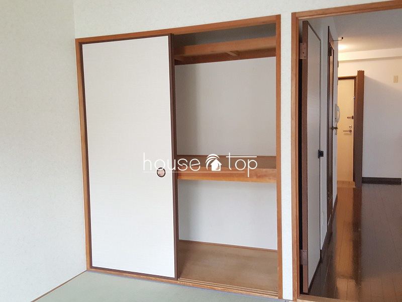 収納　押入にはお布団や洋服など小物類も収納可能ですね♪