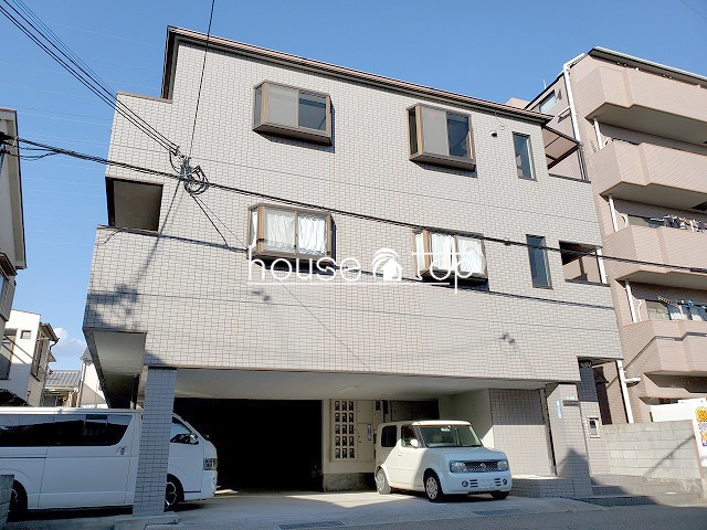 建物外観　外壁もきれいな1階部分に駐車場のあるマンションです♪