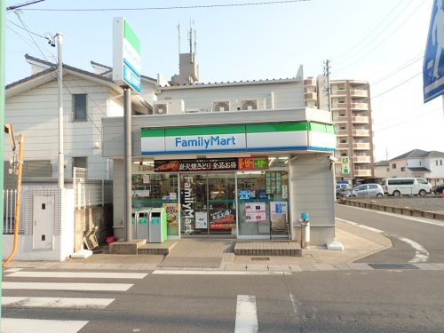 コンビニ　ファミリーマート名東引山店（コンビニ）まで555m