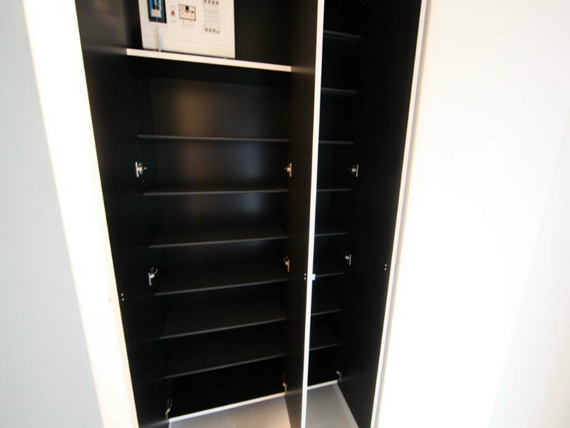 玄関　玄関　シューズボックス付（収納充実してます）