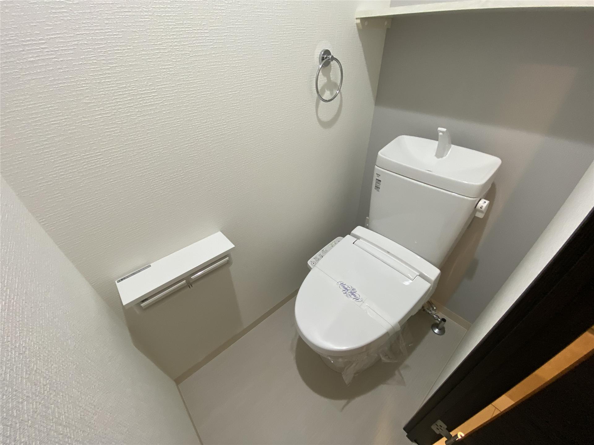 トイレ　棚付きのトイレです
