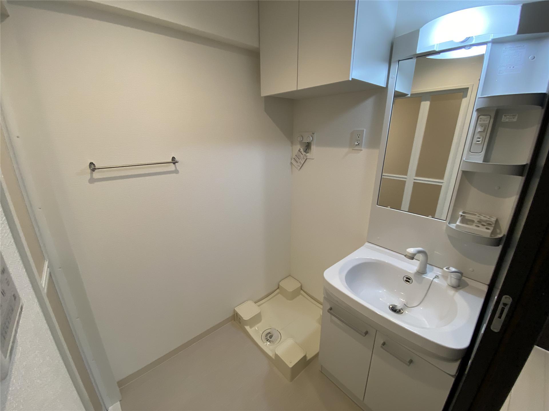 洗面設備　洗濯機置場に上部収納があります