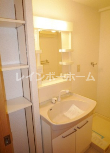 洗面設備　独立洗面台、小物を置くことができて便利です