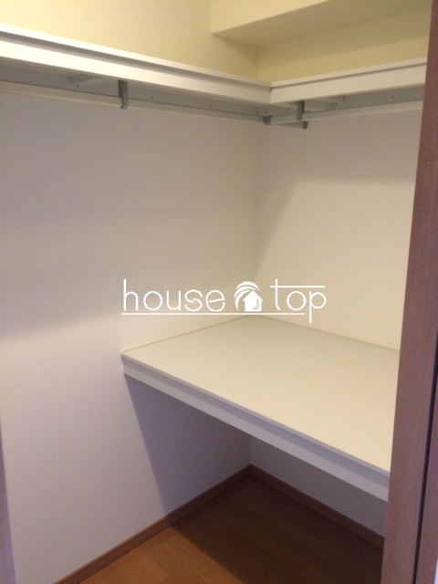 収納　ウォークインクローゼットには衣類などたくさん収納出来ます♪