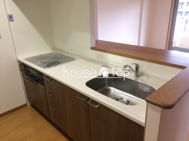 キッチン　3口ガスコンロ付！食器棚も収納可能な独立型キッチン♪