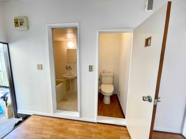 玄関　風呂、トイレ別です