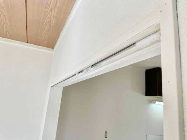 その他設備　居室を区画するカーテンレールあり