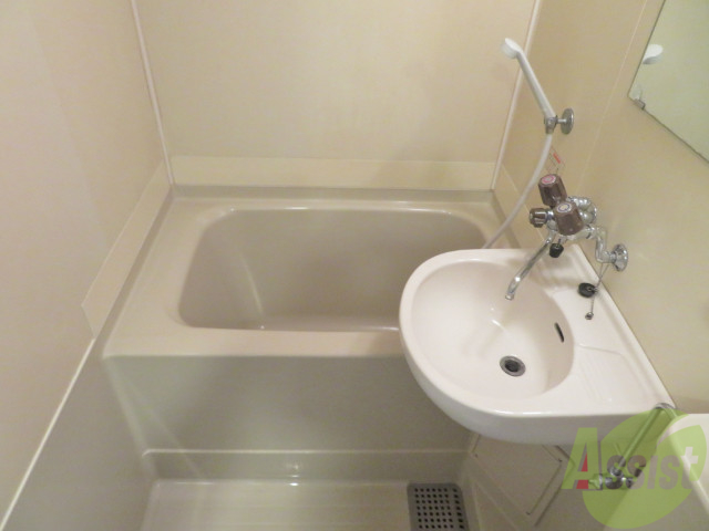 バス・シャワールーム　バスルームは狭すぎず、シャワーも浴びやすそうです。