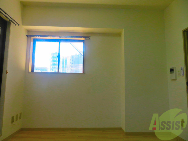 居室・リビング　６帖の洋室です。広々として、きれいですね。