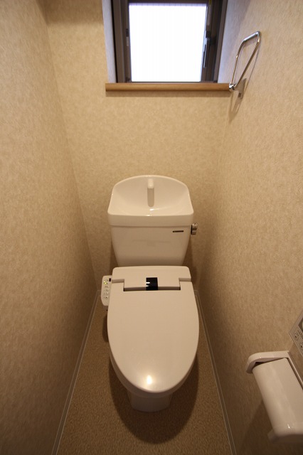 トイレ　同物件別号室の写真です。