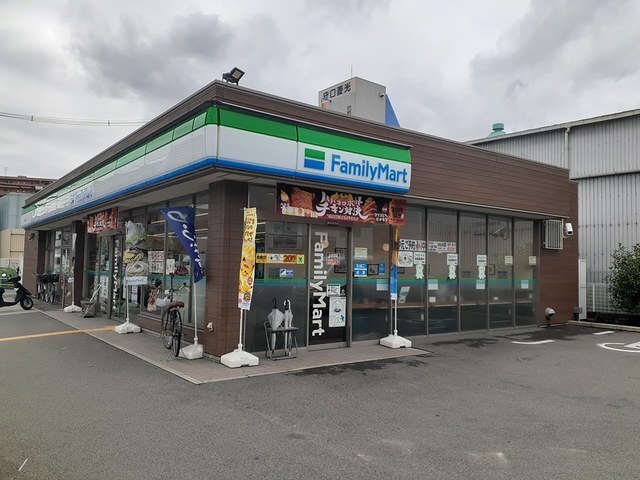 コンビニ　ファミリーマート様（コンビニ）まで100m